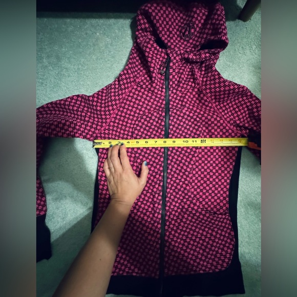 Lululemon older style scuba. Size 4 but fits more like a 2. EUC - Picture 5 of 6